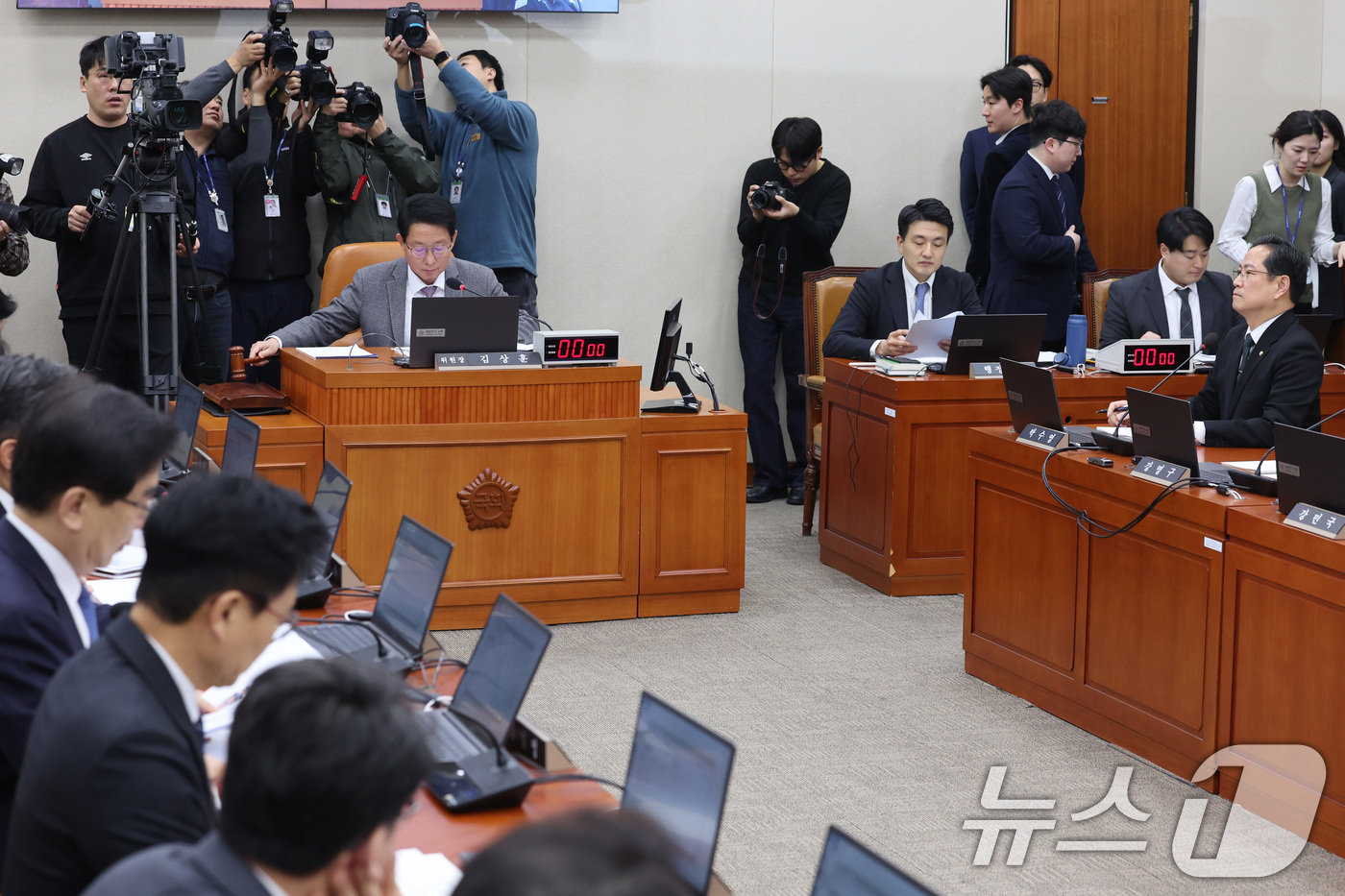 (서울=뉴스1) 신웅수 기자 = 김상훈 위원장이 12일 서울 여의도 국회에서 열린 대미투자특별법처리를위한특별위원회 전체회의에서 안건을 상정하고 있다. 2026.2.12/뉴스1