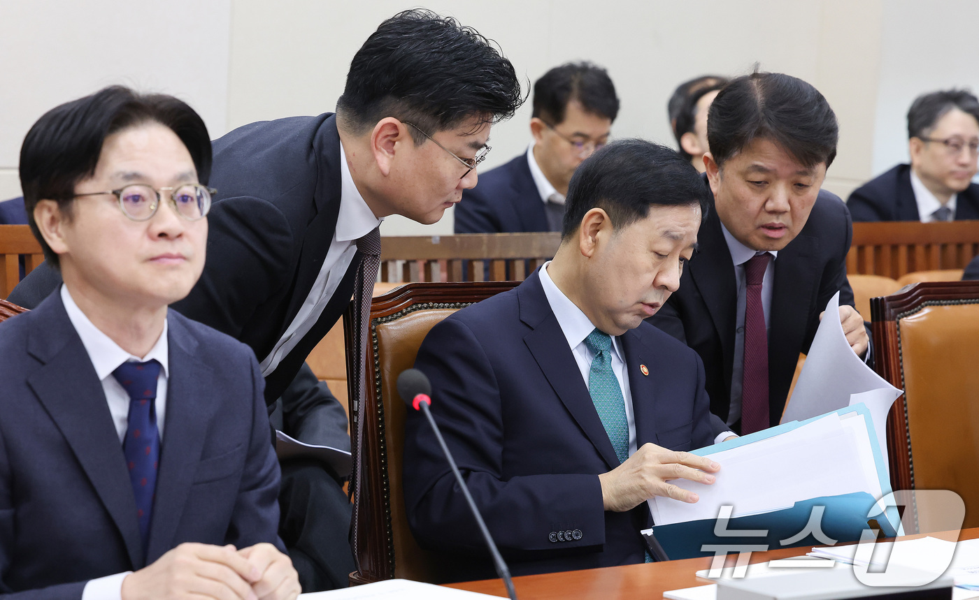 (서울=뉴스1) 신웅수 기자 = 구윤철 경제부총리 겸 재정경제부 장관이 12일 서울 여의도 국회에서 열린 대미투자특별법처리를위한특별위원회 전체회의에서 자료를 살펴보고 있다. 202 …