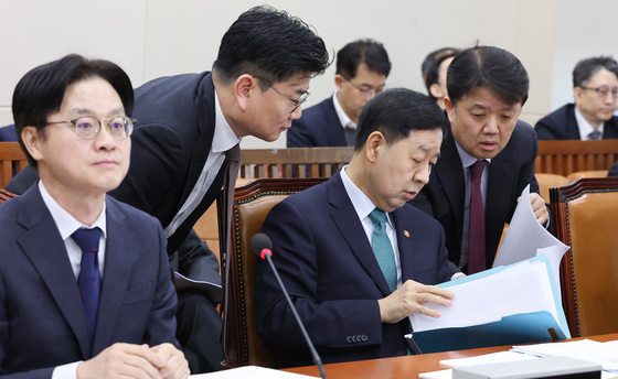 자료 살펴보는 구윤철 부총리