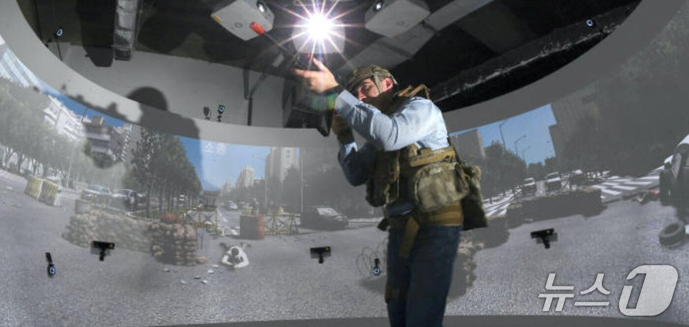 본문 이미지 - 초실감 보병 가상 훈련 핵심기술을 시연하는 모습. (ETRI 제공. 재판매 및 DB금지) 2026.2.12/뉴스1
