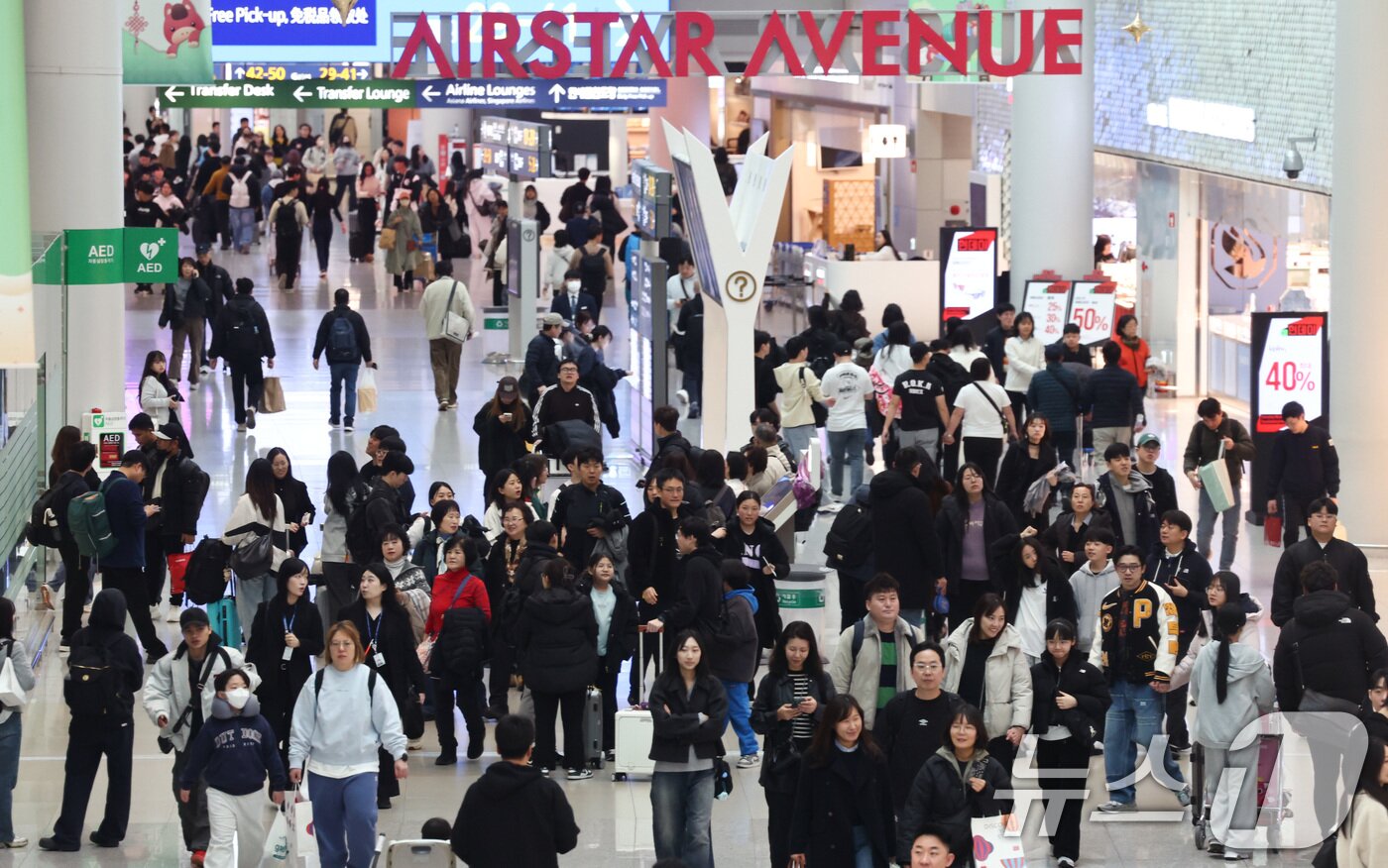 본문 이미지 - 설 명절 연휴를 앞둔 12일 오전 인천국제공항 1터미널 면세구역이 이용객들로 붐비고 있다. 2026.2.12 ⓒ 뉴스1 최지환 기자