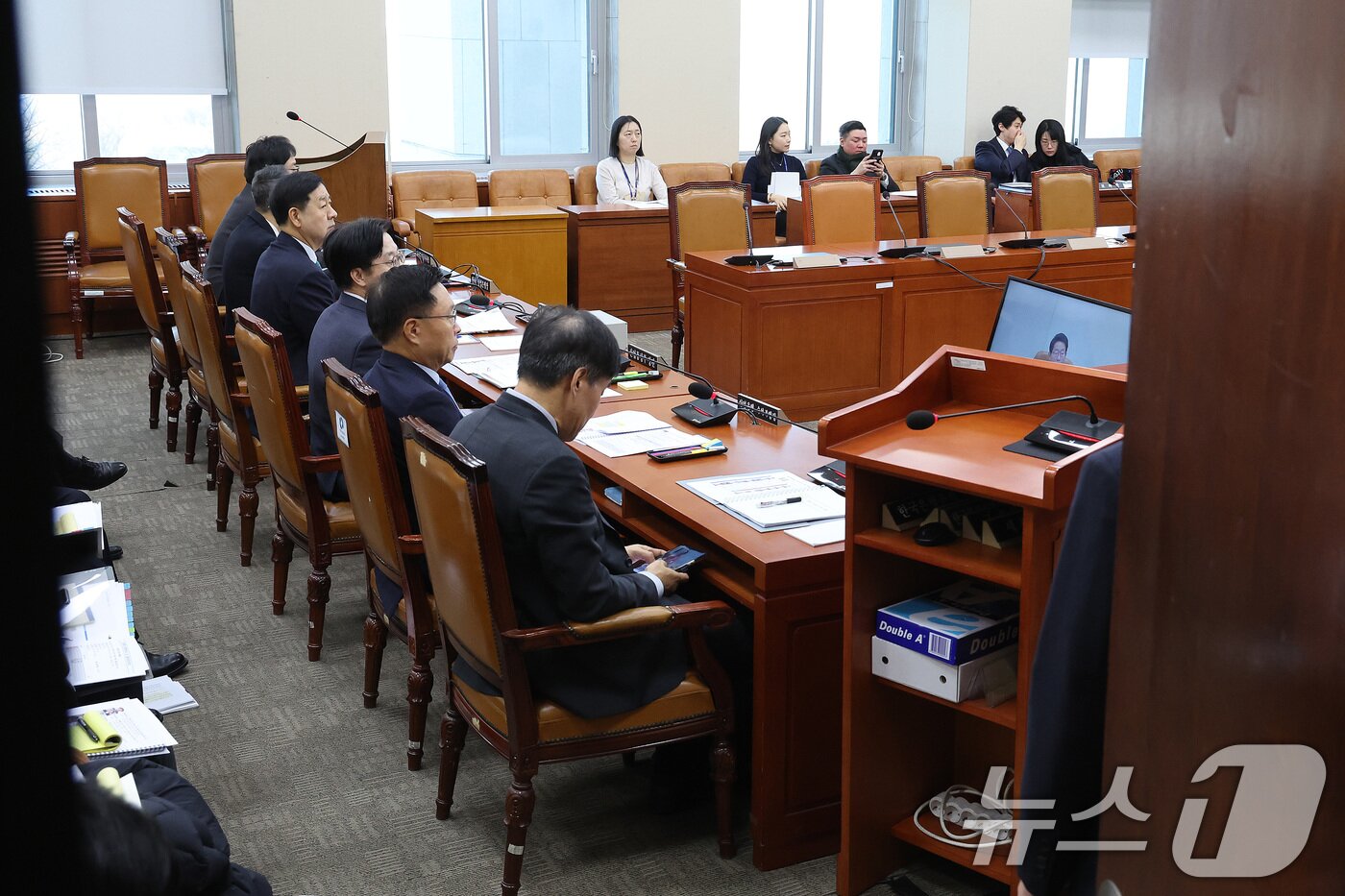 본문 이미지 - 구윤철 경제부총리 겸 재정경제부 장관과 김정관 산업통상부 장관이 12일 서울 여의도 국회에서 열린 대미투자특별법처리를위한특별위원회 전체회의에 출석하고 있다. 2026.2.12 ⓒ 뉴스1 신웅수 기자