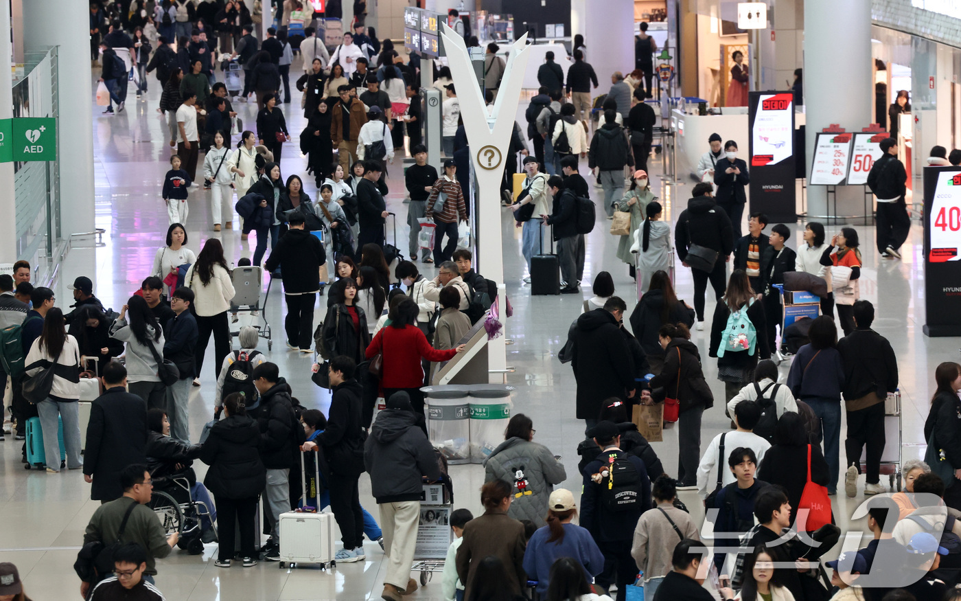 (인천공항=뉴스1) 최지환 기자 = 설 명절 연휴를 앞둔 12일 오전 인천국제공항 1터미널 면세구역이 이용객들로 붐비고 있다. 국토교통부에 따르면 오는 13일부터 오는 18일까지 …