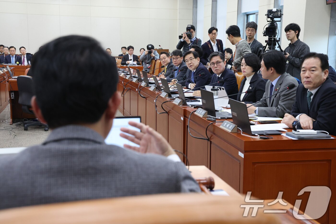 본문 이미지 - 김상훈 위원장이 12일 서울 여의도 국회에서 열린 대미투자특별법처리를위한특별위원회 전체회의에서 더불어민주당 의원들과 비공개 전환 여부에 대해 논쟁을 벌이고 있다. 2026.2.12 ⓒ 뉴스1 신웅수 기자