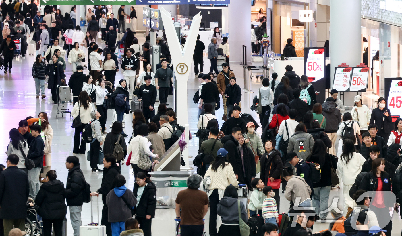 (인천공항=뉴스1) 최지환 기자 = 설 명절 연휴를 앞둔 12일 오전 인천국제공항 1터미널 면세구역이 이용객들로 붐비고 있다. 국토교통부에 따르면 오는 13일부터 오는 18일까지 …