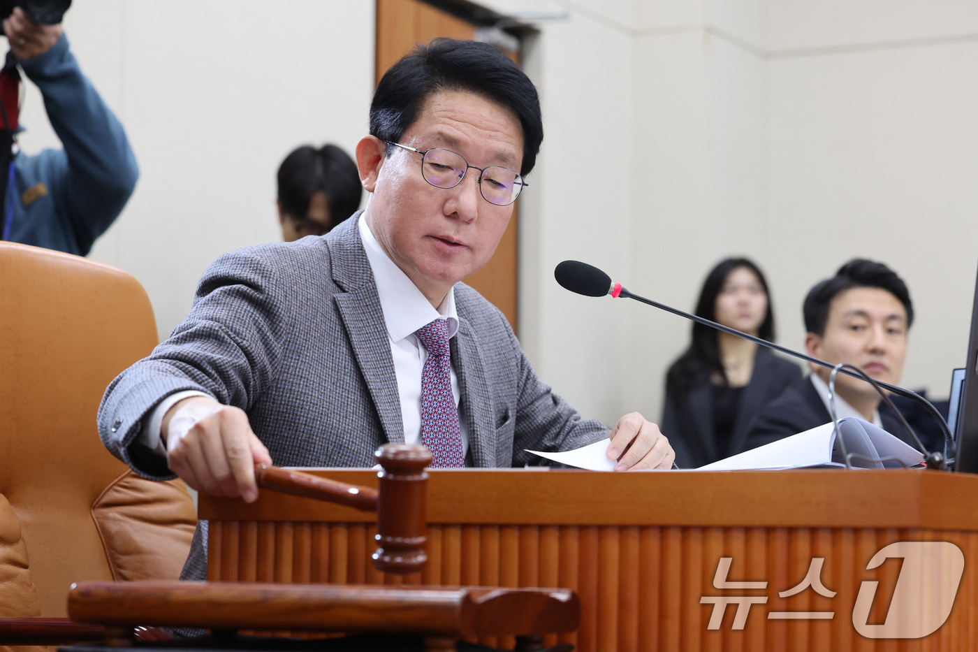 (서울=뉴스1) 신웅수 기자 = 김상훈 위원장이 12일 서울 여의도 국회에서 열린 대미투자특별법처리를위한특별위원회 전체회의에서 회의를 주재하고 있다. 2026.2.12/뉴스1