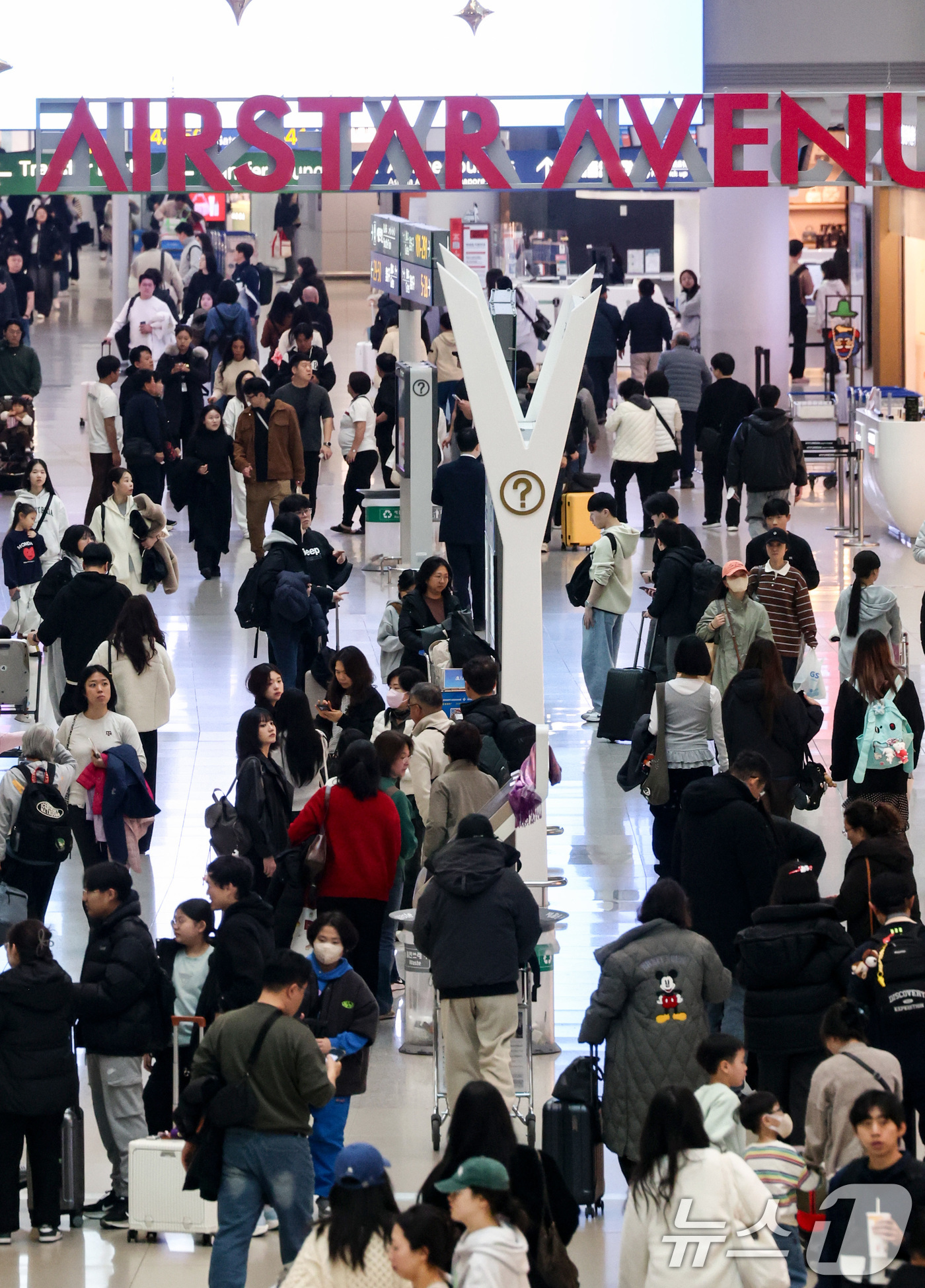 (인천공항=뉴스1) 최지환 기자 = 설 명절 연휴를 앞둔 12일 오전 인천국제공항 1터미널 면세구역이 이용객들로 붐비고 있다. 국토교통부에 따르면 오는 13일부터 오는 18일까지 …