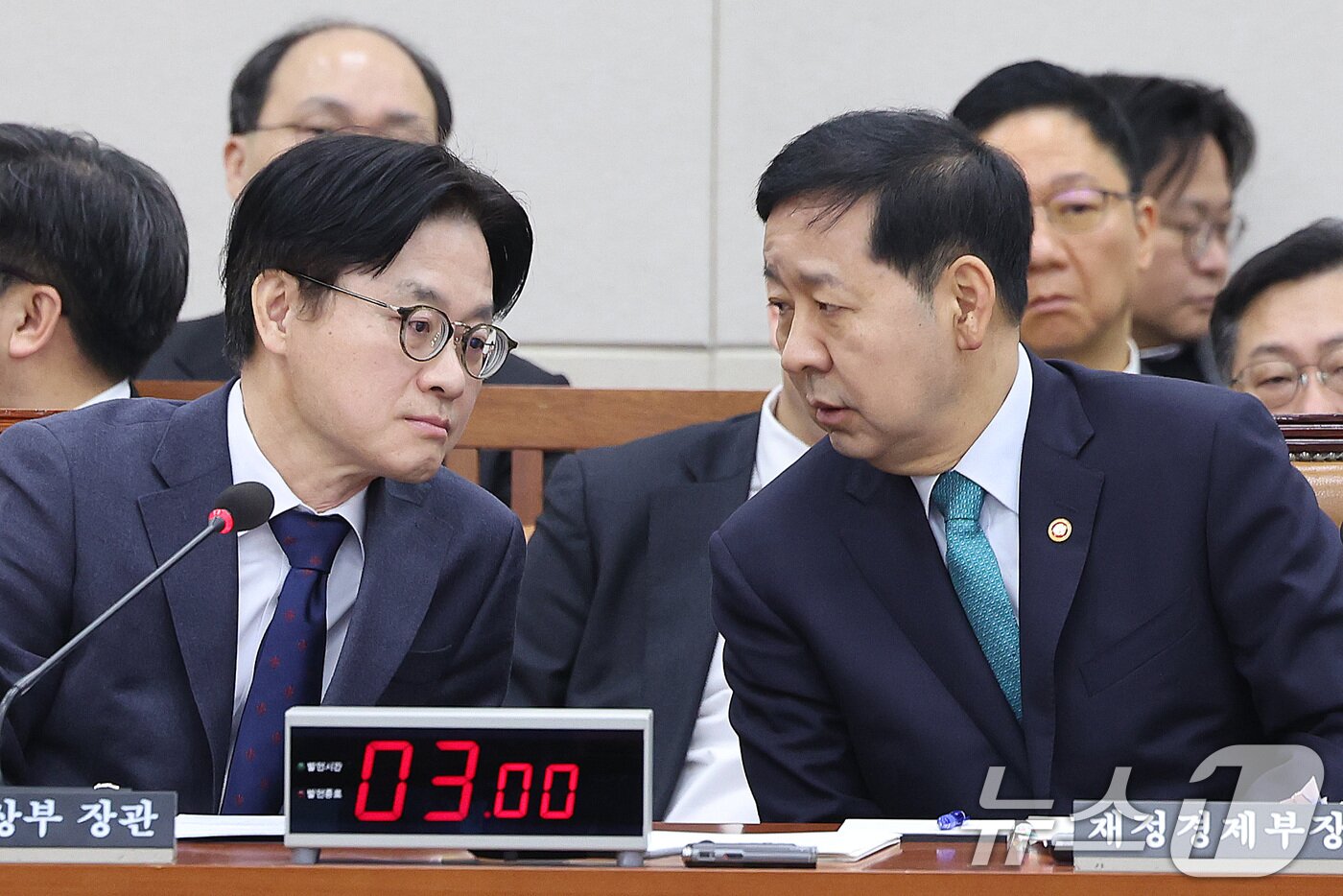 본문 이미지 - 구윤철 경제부총리 겸 재정경제부 장관과 김정관 산업통상부 장관이 12일 서울 여의도 국회에서 열린 대미투자특별법처리를위한특별위원회 전체회의에서 대화하고 있다. 2026.2.12 ⓒ 뉴스1 신웅수 기자