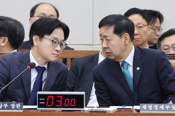 대미투자특별법특위 머리 맞댄 구윤철·김정관