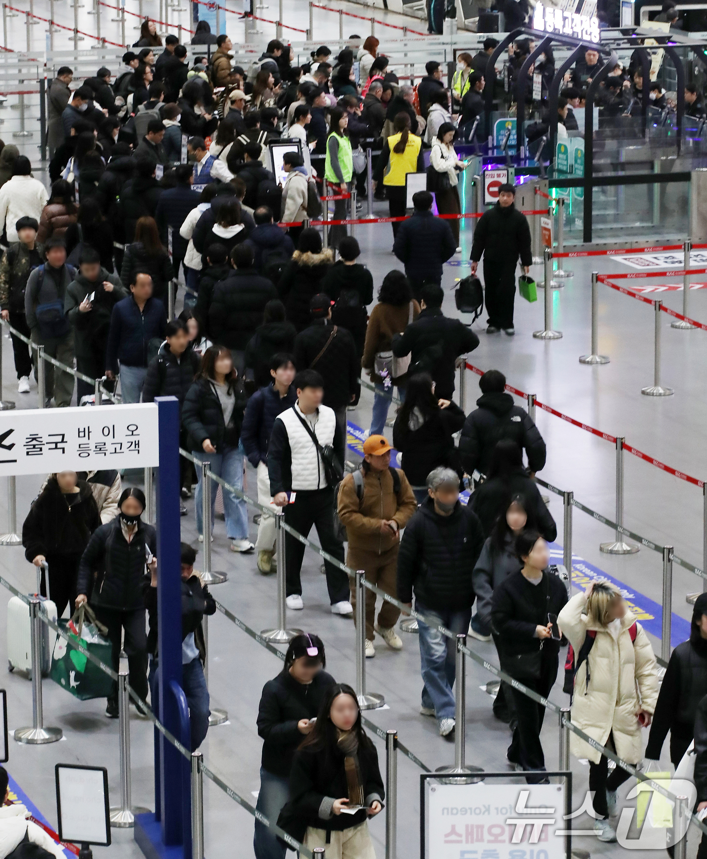 (부산=뉴스1) 윤일지 기자 = 설 연휴를 앞둔 12일 오전 부산 강서구 김해국제공항 국제선 청사가 해외로 떠나려는 여행객들로 붐비고 있다.한국공항공사 부산본부에 따르면 오는 13 …