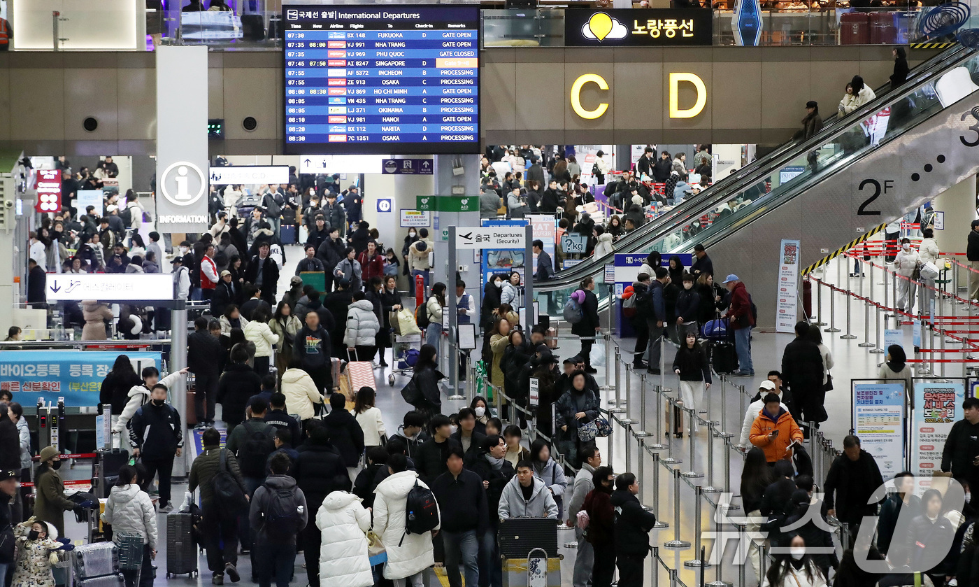 (부산=뉴스1) 윤일지 기자 = 설 연휴를 앞둔 12일 오전 부산 강서구 김해국제공항 국제선 청사가 해외로 떠나려는 여행객들로 붐비고 있다.한국공항공사 부산본부에 따르면 오는 13 …