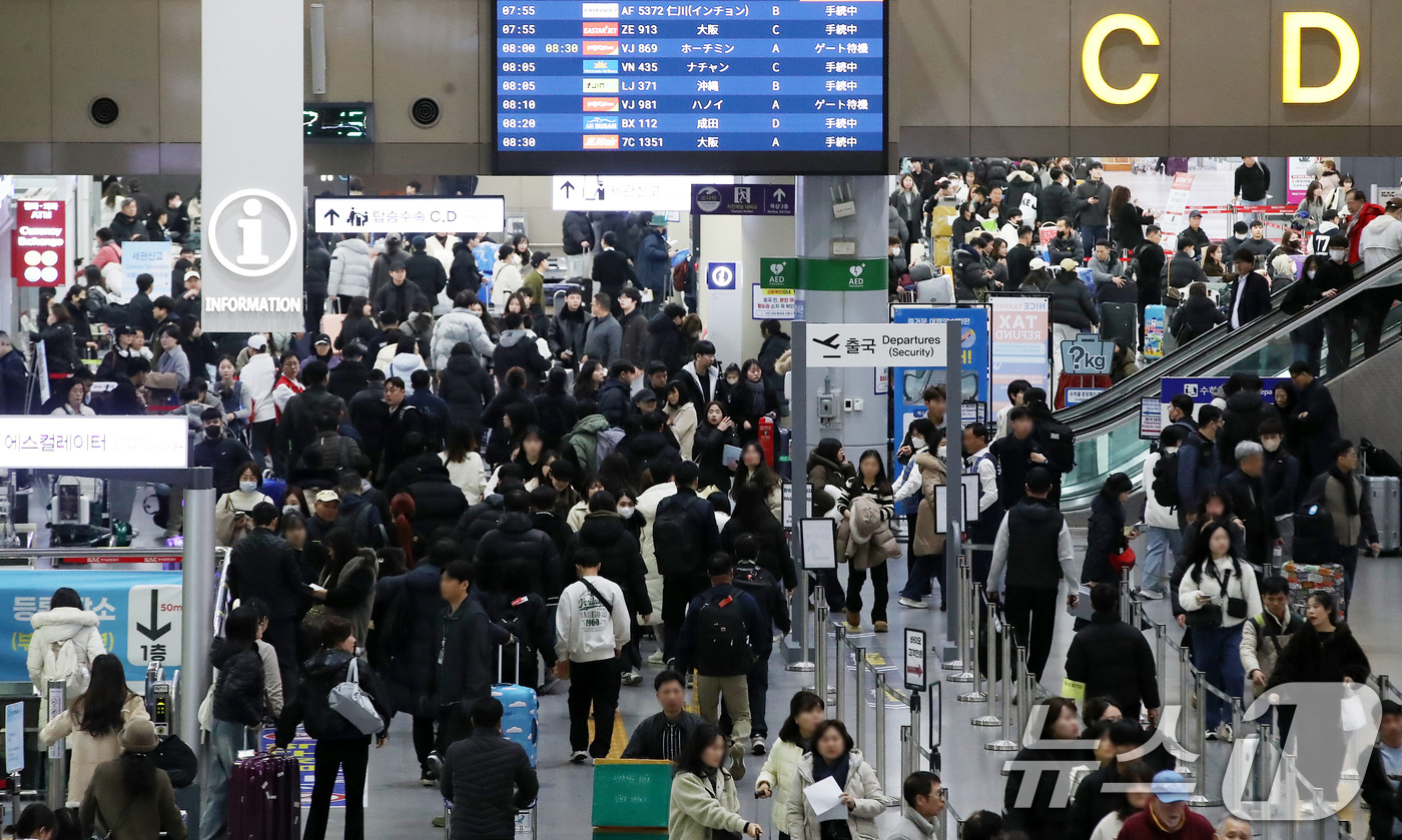 (부산=뉴스1) 윤일지 기자 = 설 연휴를 앞둔 12일 오전 부산 강서구 김해국제공항 국제선 청사가 해외로 떠나려는 여행객들로 붐비고 있다.한국공항공사 부산본부에 따르면 오는 13 …