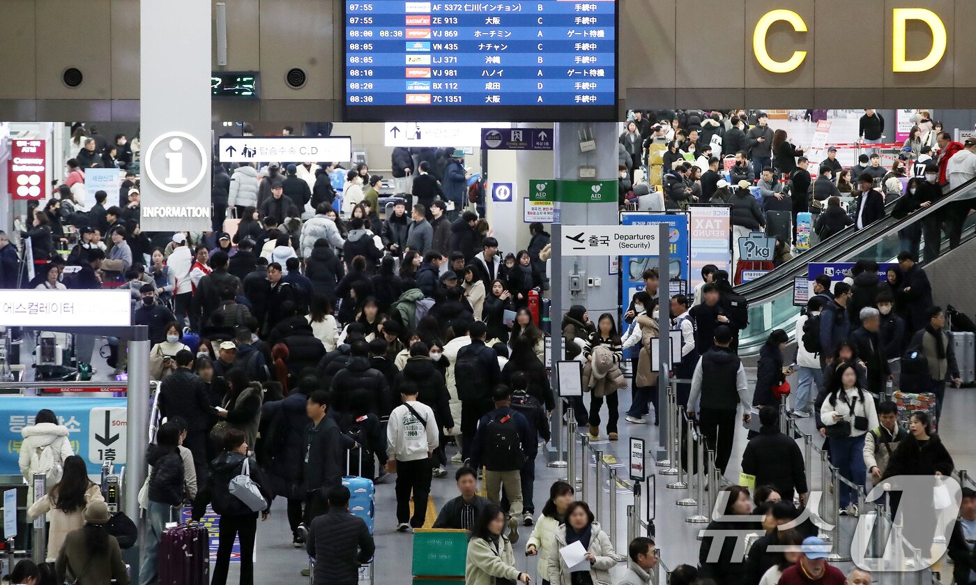 본문 이미지 - 설 연휴를 앞둔 12일 오전 부산 강서구 김해국제공항 국제선 청사가 해외로 떠나려는 여행객들로 붐비고 있다.  2026.2.12 ⓒ 뉴스1 윤일지 기자