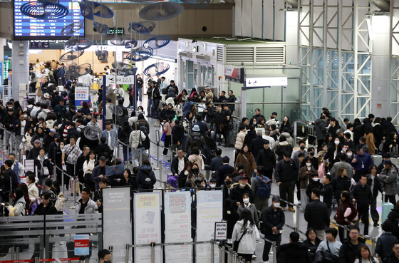 "저거 드론 아냐?" 김해공항 활주로 폐쇄…인천에 내린 승객들
