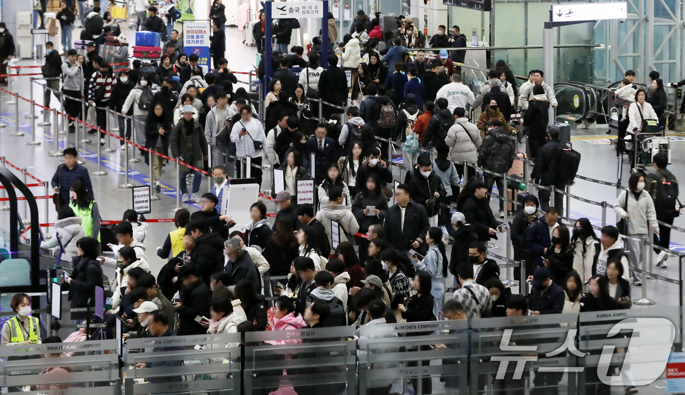 (부산=뉴스1) 윤일지 기자 = 설 연휴를 앞둔 12일 오전 부산 강서구 김해국제공항 국제선 청사가 해외로 떠나려는 여행객들로 붐비고 있다.한국공항공사 부산본부에 따르면 오는 13 …