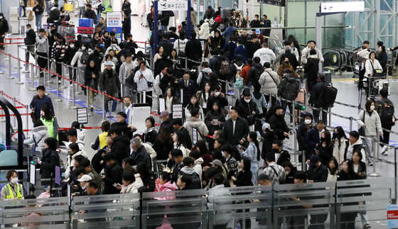 해외 여행객으로 붐비는 김해국제공항