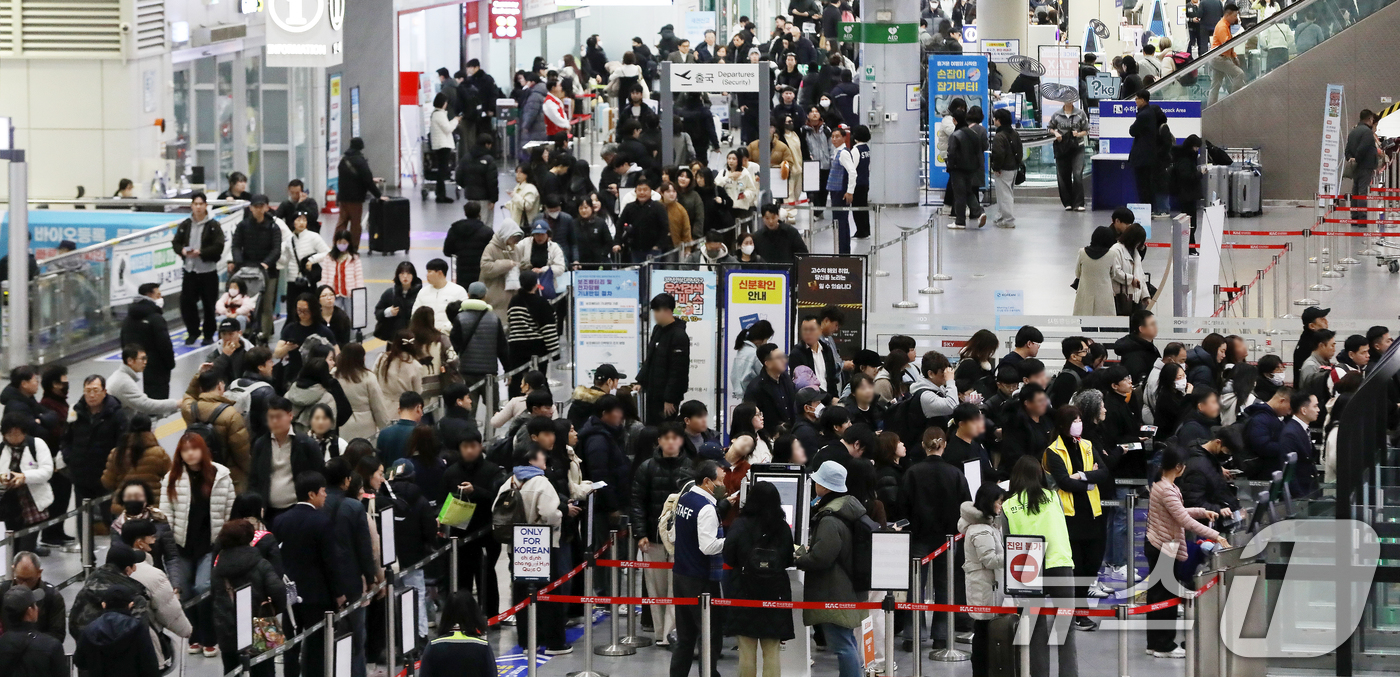 (부산=뉴스1) 윤일지 기자 = 설 연휴를 앞둔 12일 오전 부산 강서구 김해국제공항 국제선 청사가 해외로 떠나려는 여행객들로 붐비고 있다.한국공항공사 부산본부에 따르면 오는 13 …