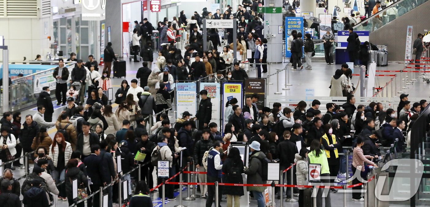 본문 이미지 - 설 연휴를 앞둔 12일 오전 부산 강서구 김해국제공항 국제선 청사가 해외로 떠나려는 여행객들로 붐비고 있다. 2026.2.12 ⓒ 뉴스1 윤일지 기자