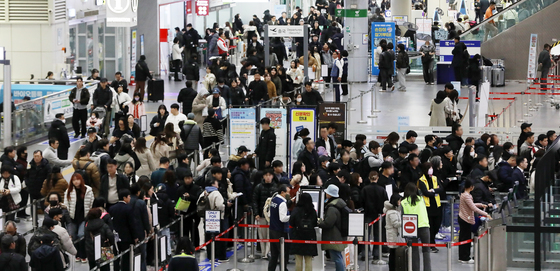 해외 여행객으로 붐비는 김해국제공항