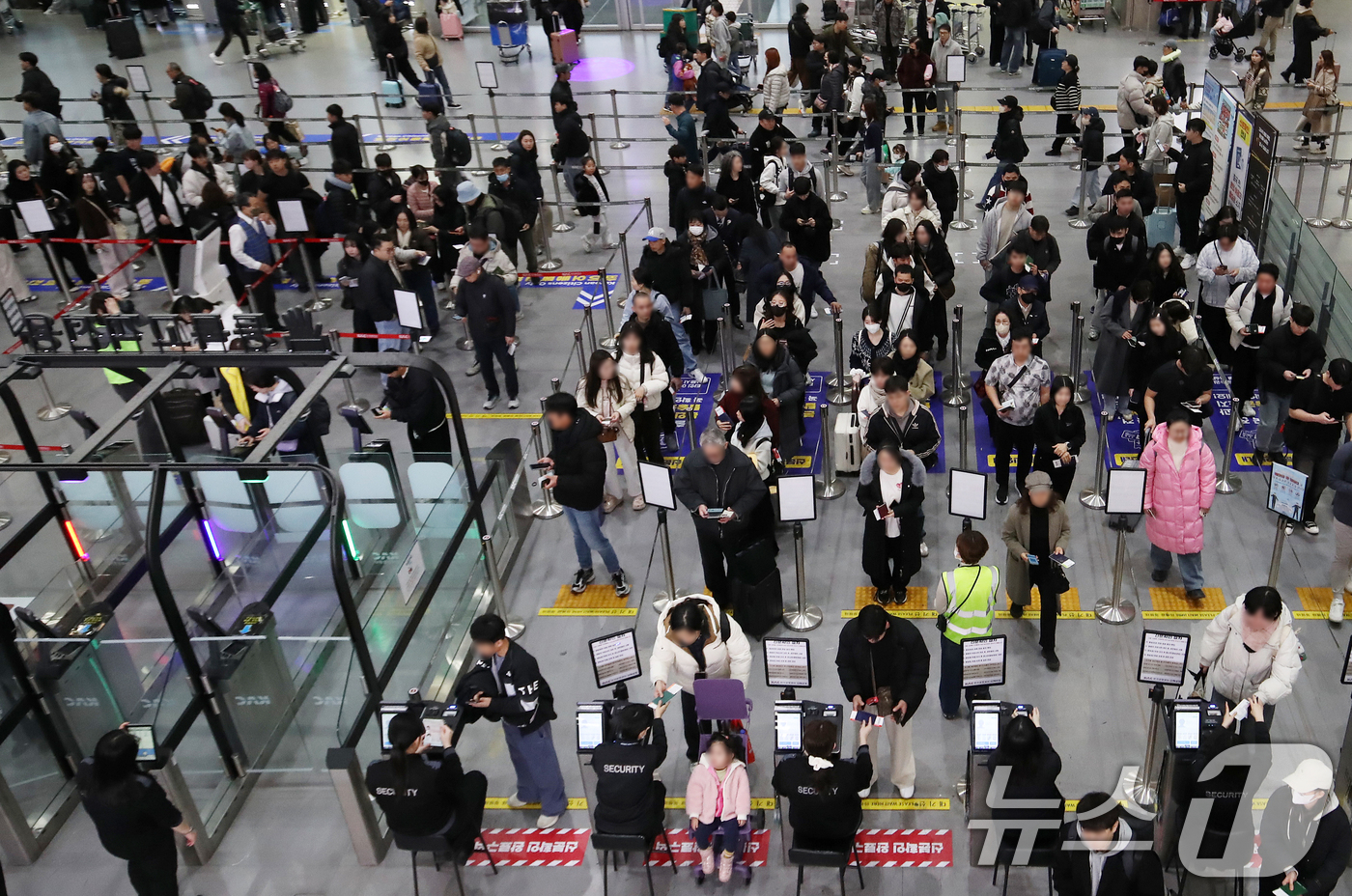 (부산=뉴스1) 윤일지 기자 = 설 연휴를 앞둔 12일 오전 부산 강서구 김해국제공항 국제선 청사가 해외로 떠나려는 여행객들로 붐비고 있다.한국공항공사 부산본부에 따르면 오는 13 …