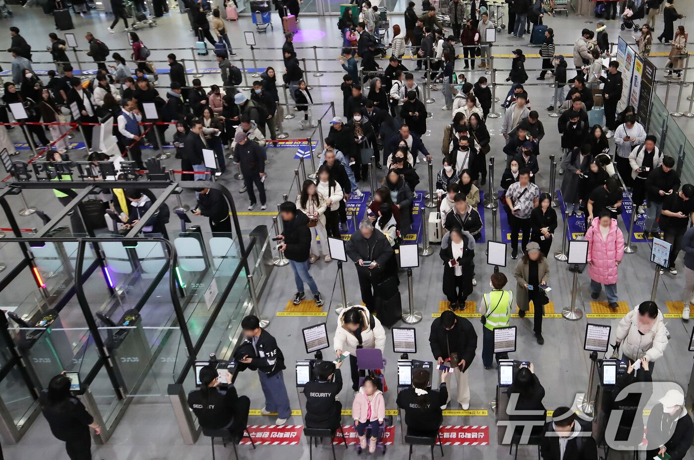 본문 이미지 - 설 연휴를 앞둔 12일 오전 부산 강서구 김해국제공항 국제선 청사가 해외로 떠나려는 여행객들로 붐비고 있다. 2026.2.12 ⓒ 뉴스1 윤일지 기자