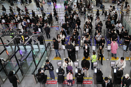 설 연휴 앞두고 여행객으로 붐비는 김해국제공항