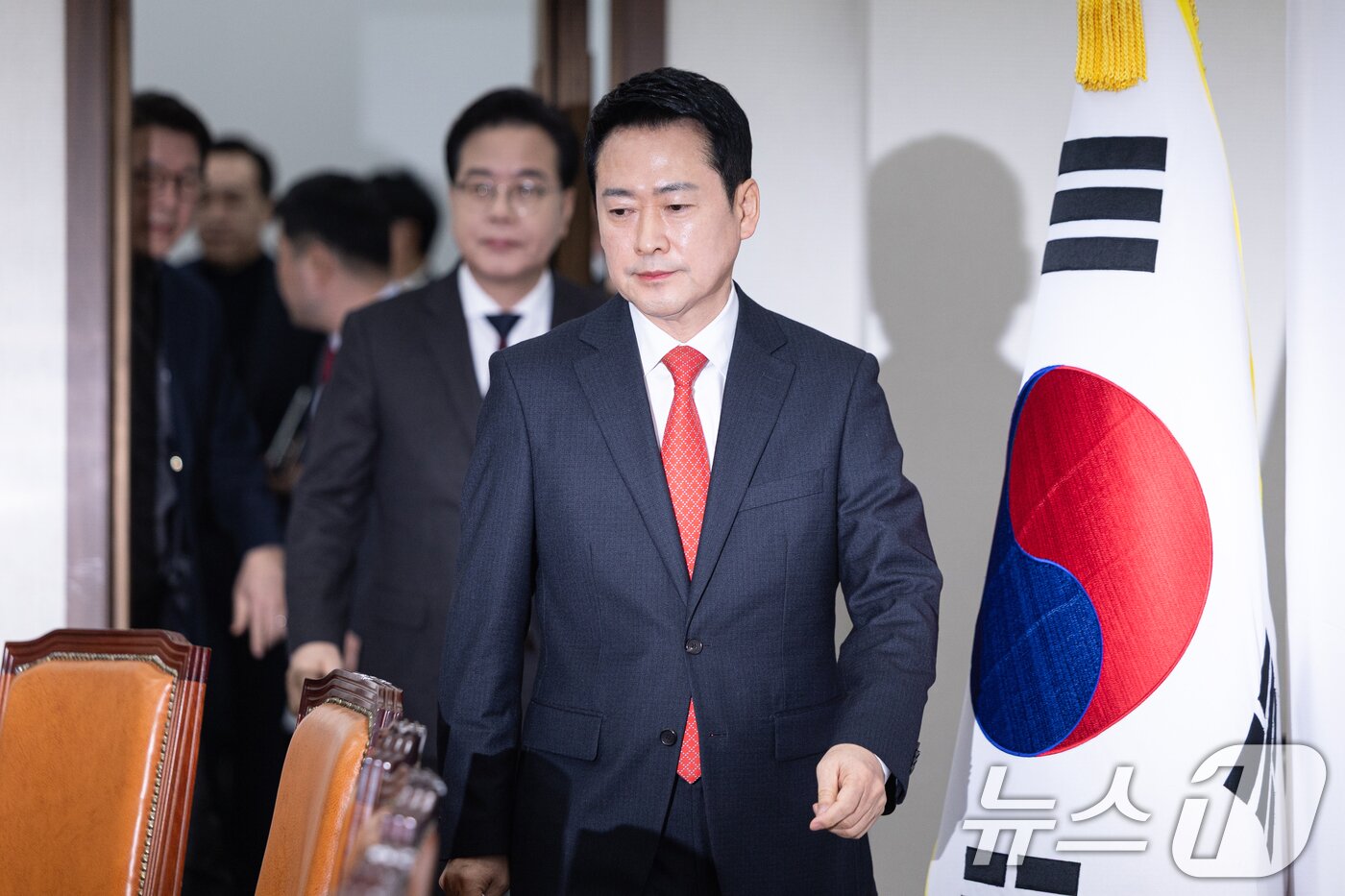 본문 이미지 - 장동혁 국민의힘 대표가 12일 서울 여의도 국회에서 열린 최고위원회의에 참석하고 있다. 2026.2.12 ⓒ 뉴스1 이승배 기자