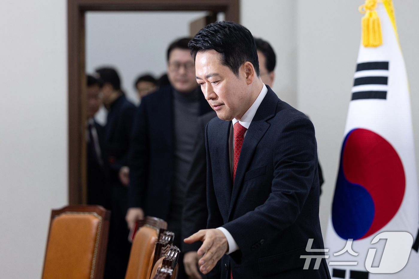 (서울=뉴스1) 이승배 기자 = 장동혁 국민의힘 대표가 12일 서울 여의도 국회에서 열린 최고위원회의에 참석하고 있다. 2026.2.12/뉴스1