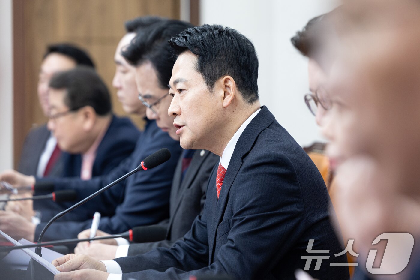 본문 이미지 - 장동혁 국민의힘 대표가 12일 서울 여의도 국회에서 열린 최고위원회의에서 모두발언하고 있다. 2026.2.12 ⓒ 뉴스1 이승배 기자