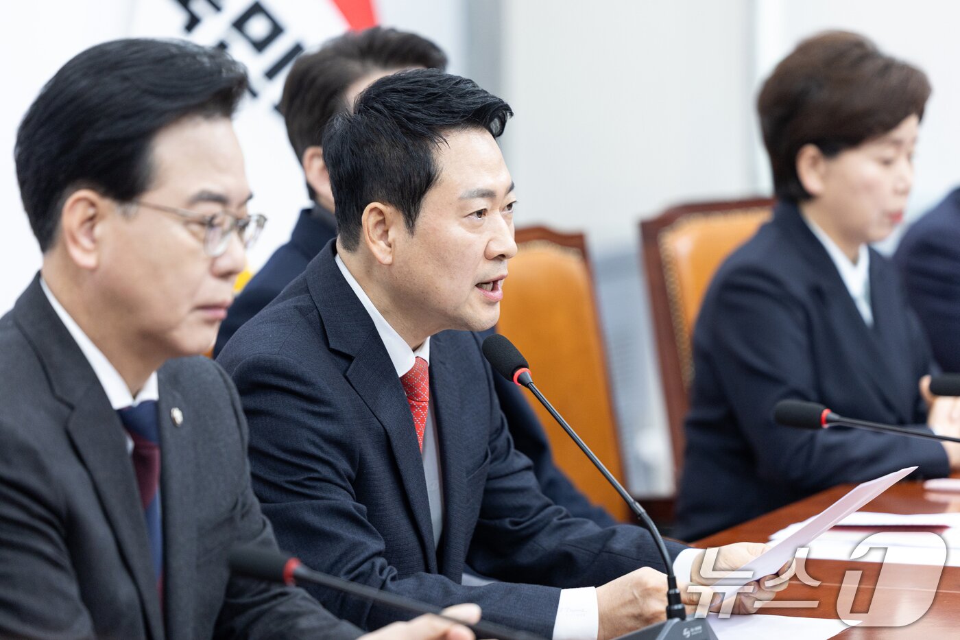 본문 이미지 - 장동혁 국민의힘 대표가 12일 서울 여의도 국회에서 열린 최고위원회의에서 모두발언하고 있다. 2026.2.12 ⓒ 뉴스1 이승배 기자