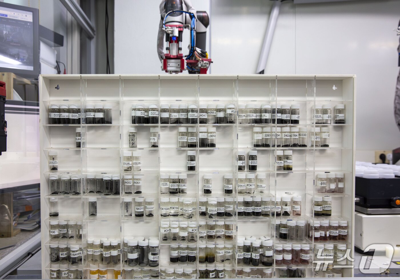 본문 이미지 - 로밧기반 자동화 플랫폼으로 성능평가한 촉매 샘플들. (에너지연 제공. 재판매 및 DB금지) 2026.2.12/뉴스1