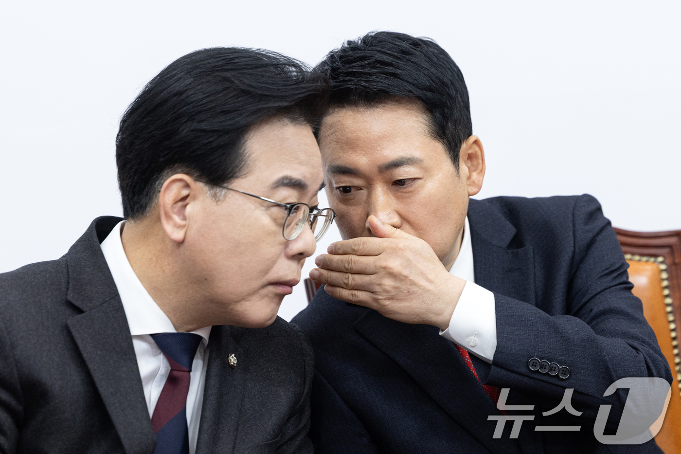 (서울=뉴스1) 이승배 기자 = 장동혁 국민의힘 대표가 12일 서울 여의도 국회에서 열린 최고위원회의에서 송언석 원내대표와 대화하고 있다. 2026.2.12/뉴스1