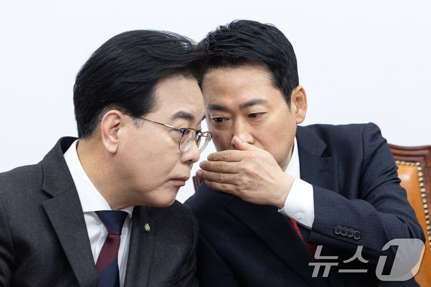 본문 이미지 - 장동혁 국민의힘 대표가 12일 서울 여의도 국회에서 열린 최고위원회의에서 송언석 원내대표와 대화하고 있다. 2026.2.12 ⓒ 뉴스1 이승배 기자