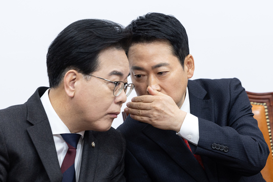 귀엣말 나누는 장동혁 대표와 송언석 원내대표