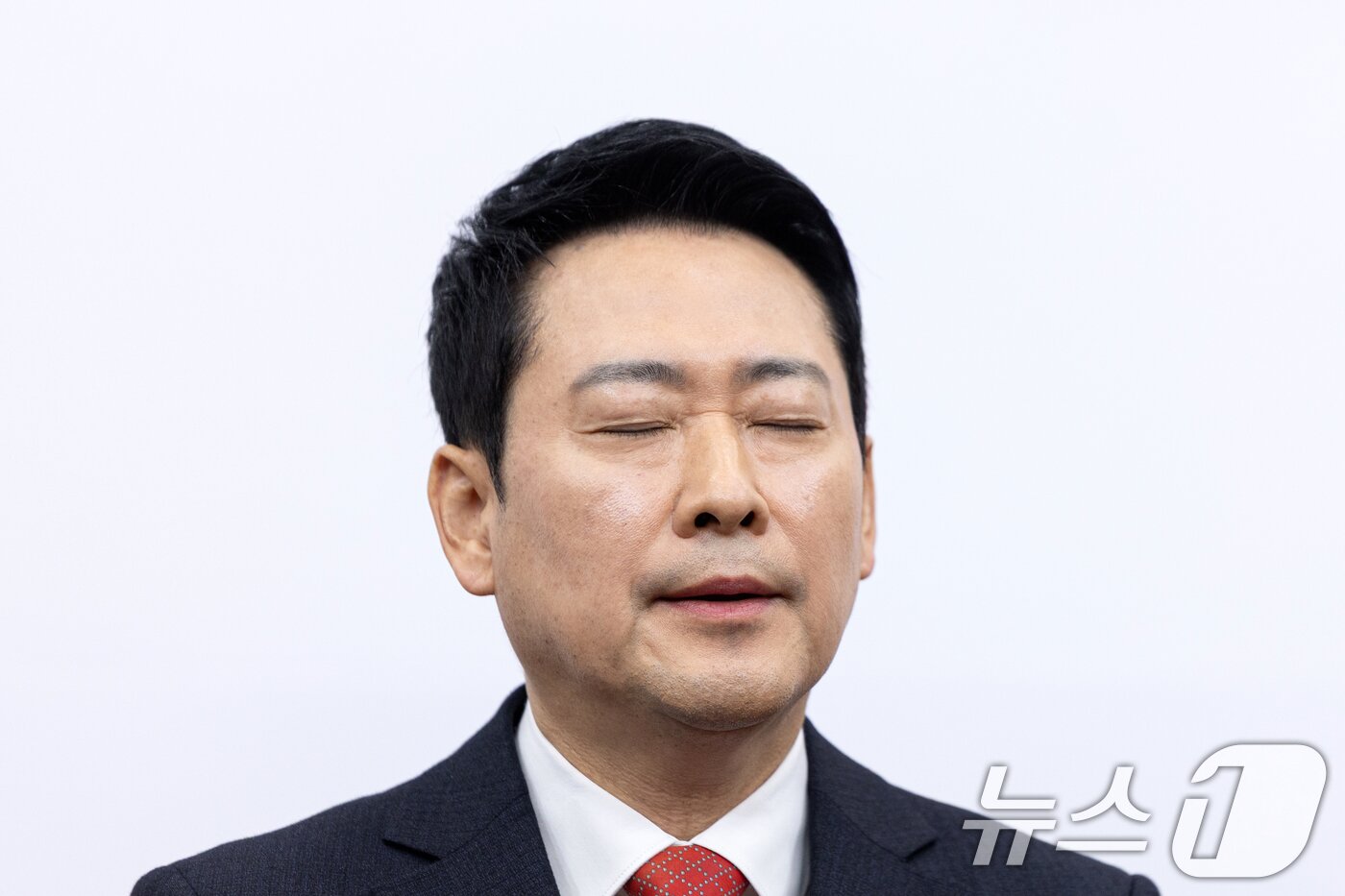 본문 이미지 - 장동혁 국민의힘 대표가 12일 서울 여의도 국회에서 열린 최고위원회의에서 생각에 잠겨있다. 2026.2.12 ⓒ 뉴스1 이승배 기자