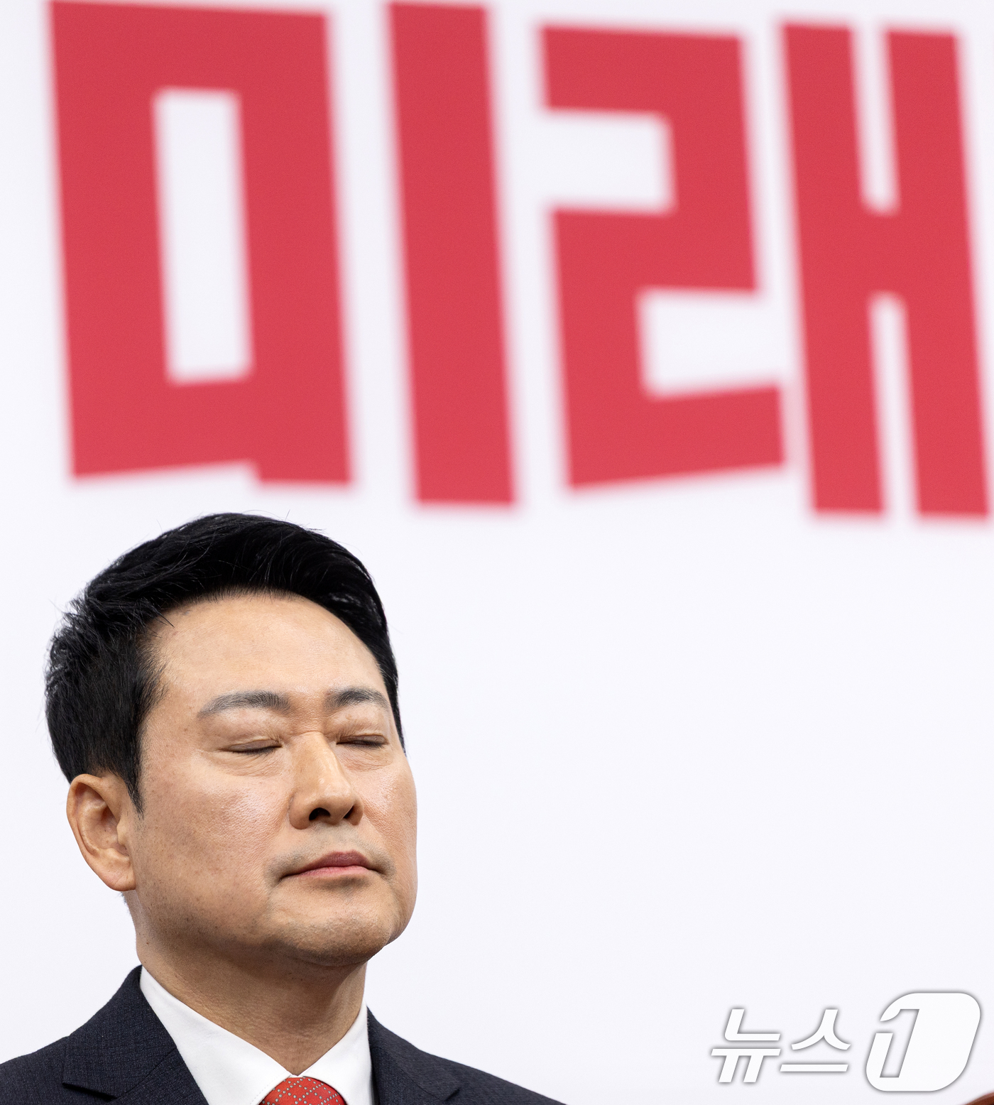 (서울=뉴스1) 이승배 기자 = 장동혁 국민의힘 대표가 12일 서울 여의도 국회에서 열린 최고위원회의에서 생각에 잠겨있다. 2026.2.12/뉴스1