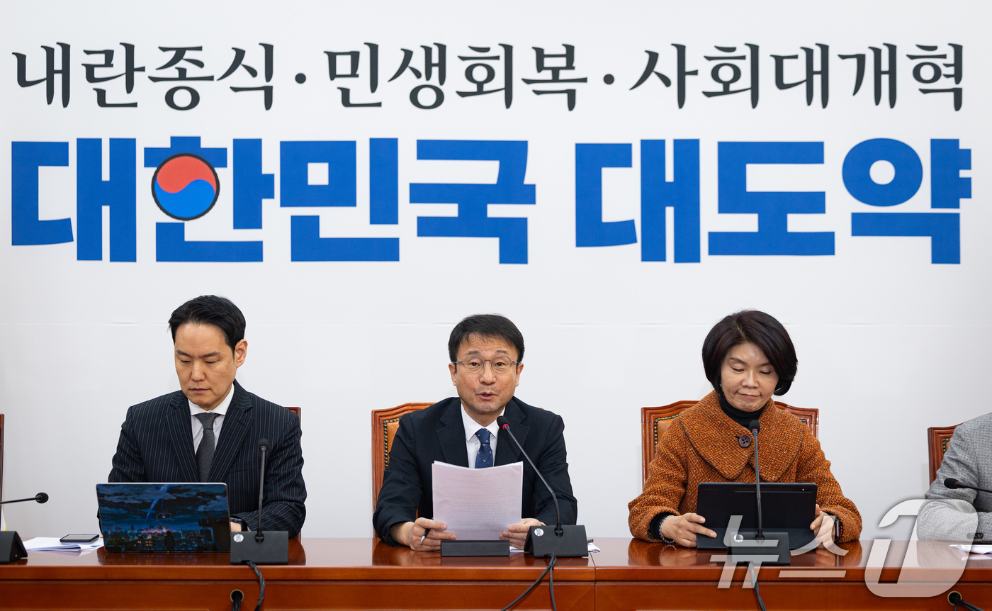 (서울=뉴스1) 유승관 기자 = 한병도 더불어민주당 원내대표가 12일 서울 여의도 국회에서 열린 정책조정회의에서 모두 발언을 하고 있다. 2026.2.12/뉴스1