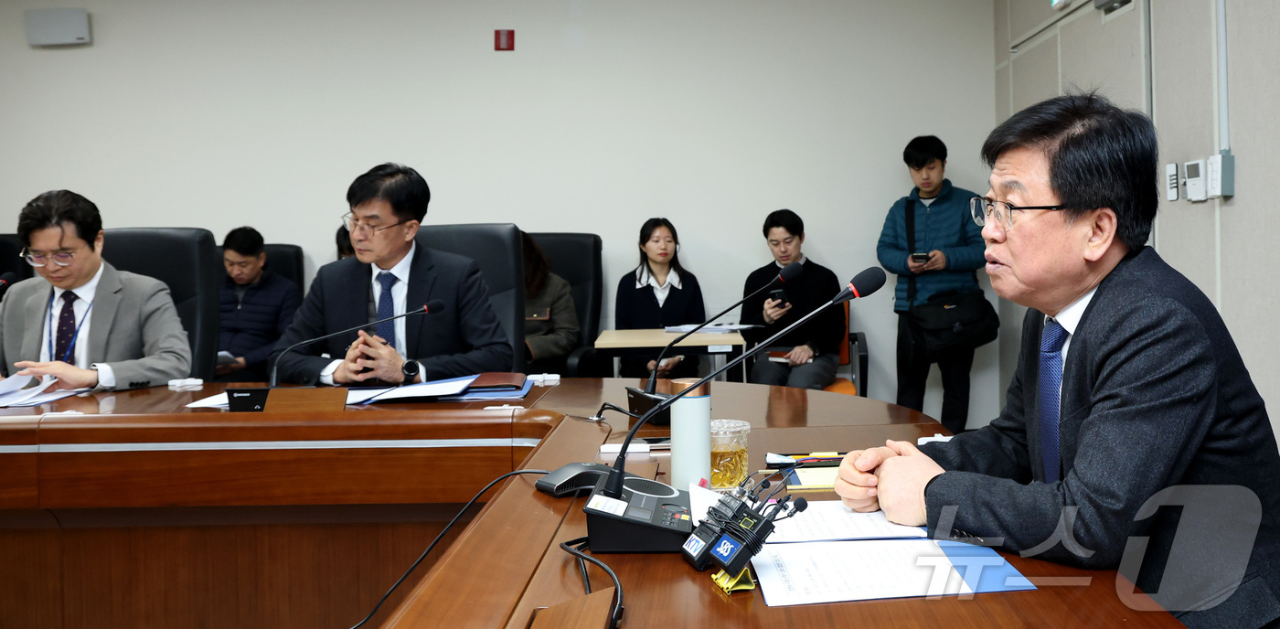 (세종=뉴스1) 김기남 기자 = 최교진 교육부 장관이 12일 세종시 정부세종청사에서  17개 시·도 부교육감과 영상회의로 열린 신학기 준비 점검단 회의를 주재하며 고교학점제, 민주 …