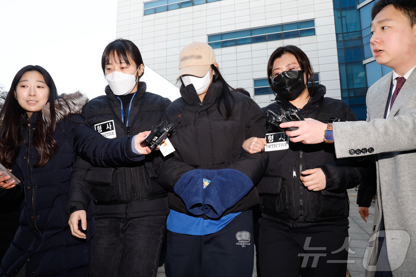 (서울=뉴스1) 안은나 기자 = 수유동 모텔에서 약물이 든 음료를 건네 타인을 숨지게 한 혐의를 받는 20대 여성이 12일 오전 서울 도봉구 북부지방법원에서 열린 영장실질심사(구속 …