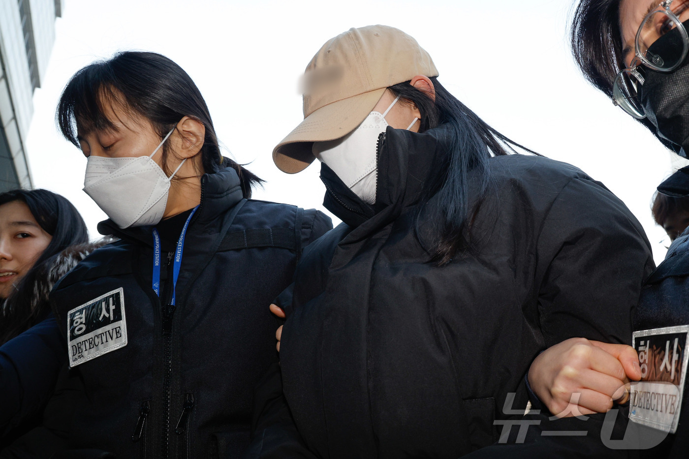 (서울=뉴스1) 안은나 기자 = 수유동 모텔에서 약물이 든 음료를 건네 타인을 숨지게 한 혐의를 받는 20대 여성이 12일 오전 서울 도봉구 북부지방법원에서 열린 영장실질심사(구속 …