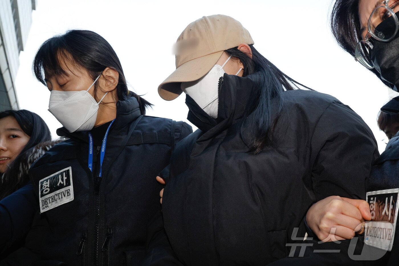 본문 이미지 - 강북구 수유동 모텔에서 약물이 든 음료를 건네 타인을 숨지게 한 혐의를 받는 20대 여성이 12일 오전 서울 도봉구 북부지방법원에서 열린 영장실질심사에 출석하고 있다. 2026.2.12 ⓒ 뉴스1 안은나 기자