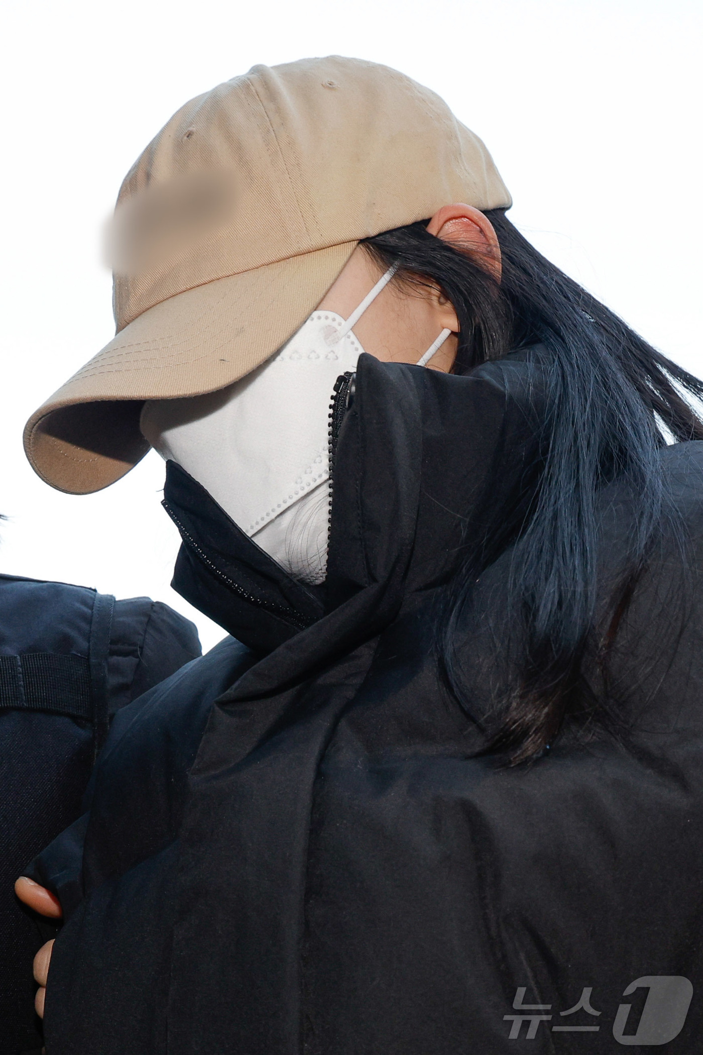 (서울=뉴스1) 안은나 기자 = 수유동 모텔에서 약물이 든 음료를 건네 타인을 숨지게 한 혐의를 받는 20대 여성이 12일 오전 서울 도봉구 북부지방법원에서 열린 영장실질심사(구속 …