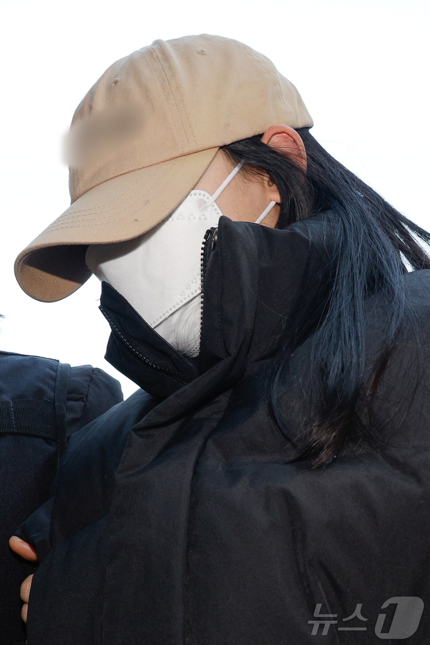 본문 이미지 - 수유동 모텔에서 약물이 든 음료를 건네 타인을 숨지게 한 혐의를 받는 20대 여성이 12일 오전 서울 도봉구 북부지방법원에서 열린 영장실질심사에 출석하고 있다. 2026.2.12 ⓒ 뉴스1 안은나 기자