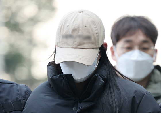 '약물 든 음료로 남성 살해' 고개 숙인채 출석하는 20대 여성