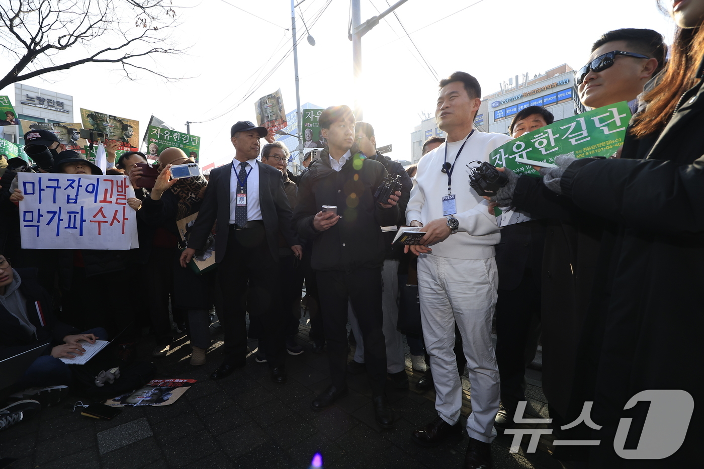 (서울=뉴스1) 박정호 기자 = 이재명 대통령과 김현지 청와대제1부속실장에 대한 허위 사실을 유포한 혐의로 고발된 한국사 강사 출신 보수 유튜버 전한길 씨가 12일 오전 서울시 동 …