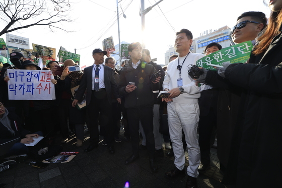 '명예훼손 혐의' 입장 밝히는 전한길