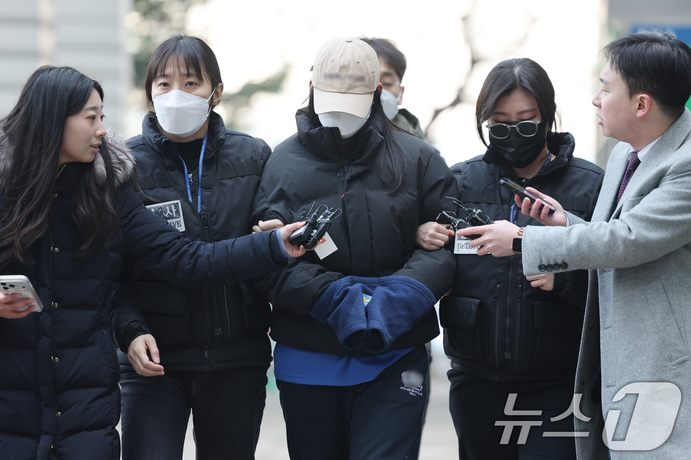 (서울=뉴스1) 안은나 기자 = 서울 강북구 수유동 모텔에서 약물이 든 음료를 건네 타인을 숨지게 한 혐의를 받는 20대 여성이 12일 오전 서울 도봉구 북부지방법원에서 열린 영장 …