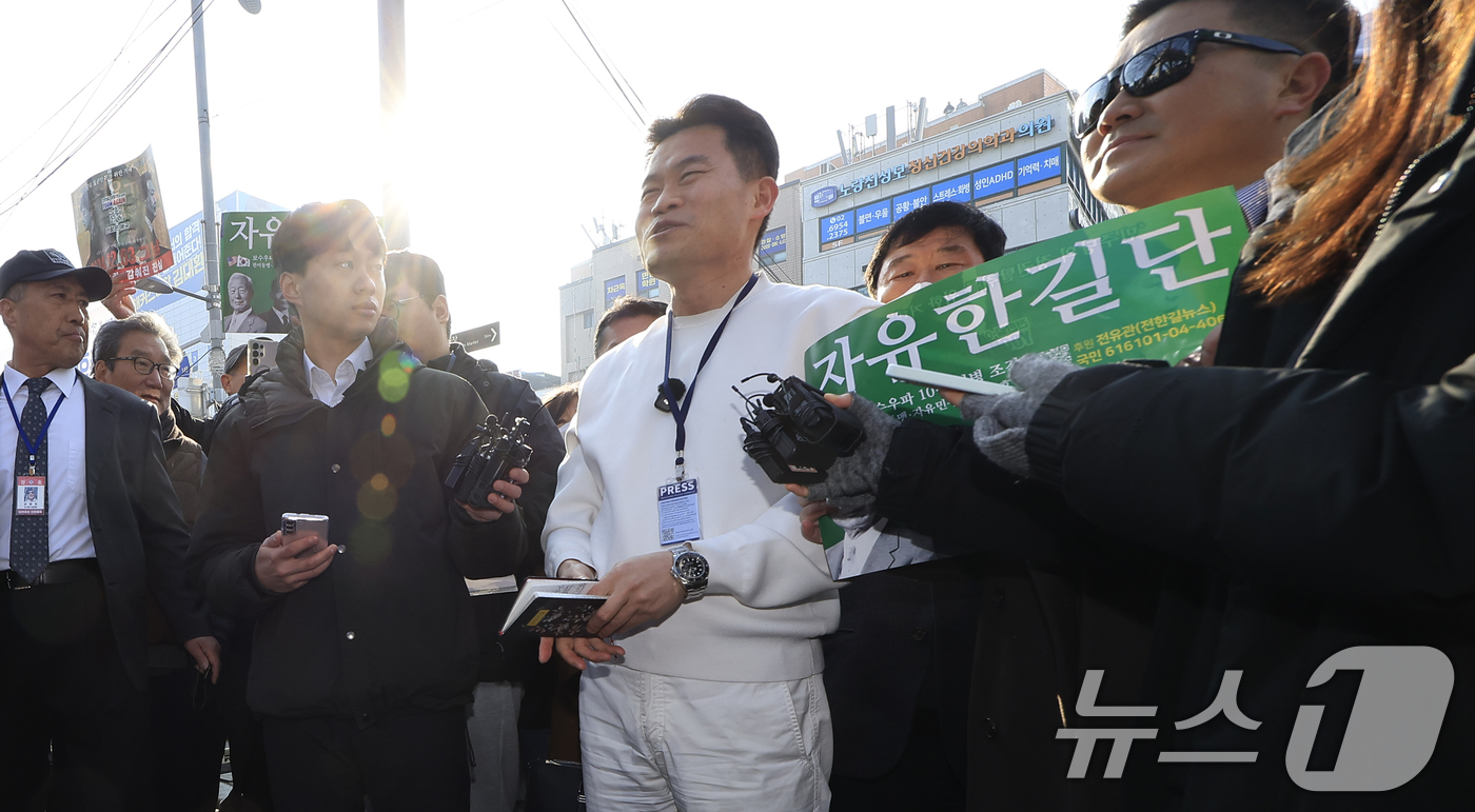 (서울=뉴스1) 박정호 기자 = 이재명 대통령과 김현지 청와대제1부속실장에 대한 허위 사실을 유포한 혐의로 고발된 한국사 강사 출신 보수 유튜버 전한길 씨가 12일 오전 서울시 동 …