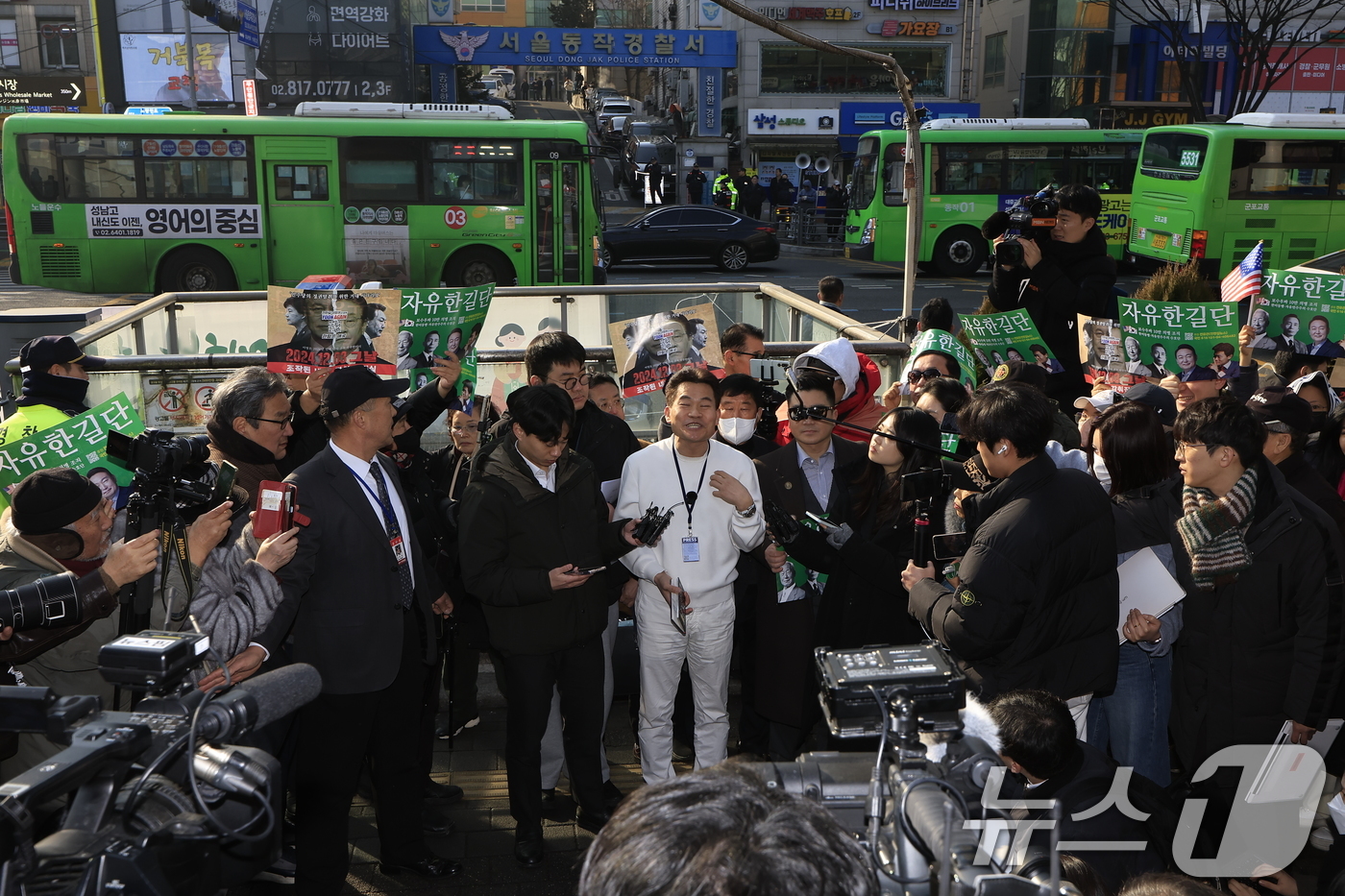 (서울=뉴스1) 박정호 기자 = 이재명 대통령과 김현지 청와대제1부속실장에 대한 허위 사실을 유포한 혐의로 고발된 한국사 강사 출신 보수 유튜버 전한길 씨가 12일 오전 서울시 동 …