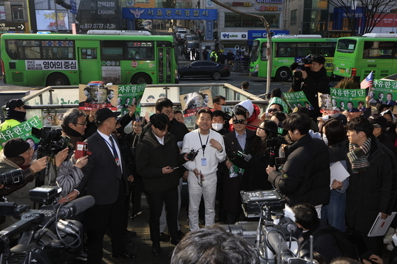 첫 소환 조사 출석하는 전한길